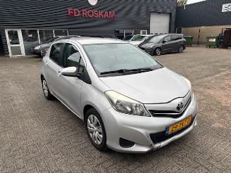 damaged passenger cars Toyota Yaris 1.3 16v 5-drs Aspiration 2012/2