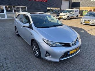 Vaurioauto  passenger cars Toyota Auris 1.8 Hybrid Touring Sports Pano 2013/10