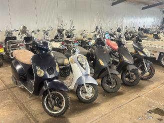 krockskadad bil bromfiets AGM  Partij 5 scooters 2025/1