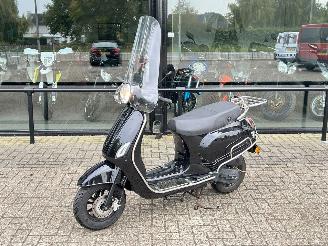krockskadad bil bromfiets AGM  VX50 2020/1