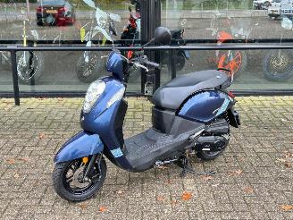 krockskadad bil bromfiets Sym  Mio 2021/9