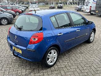 Renault Clio 1.6-16V Dynamique S Automaat picture 5