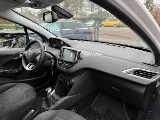 Peugeot 208 1.2 PureTech Signature NAVIGATIE picture 12