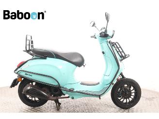 krockskadad bil bromfiets Vespa  Sprint 25KM 2015/10