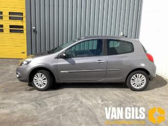 Coche siniestrado Renault Clio Clio III (BR/CR), Hatchback, 2005 / 2014 1.2 16V TCe 100 2010/8