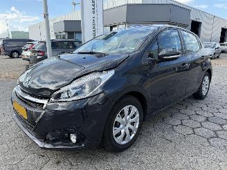 Vaurioauto  passenger cars Peugeot 208 1.2 PureTech Blue Lion 2018/8
