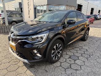 Damaged car Renault Captur E-TECH HYBRID 2024/3