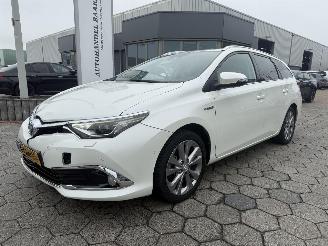 damaged passenger cars Toyota Auris Touring Sports 1.8 Hybrid Exclusive 2016/9