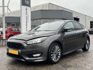 krockskadad bil auto Ford Focus 1.5 ST-Line 2018/2