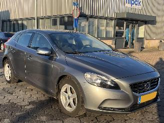 Volvo V-40 2.0 T2 R-Design picture 3