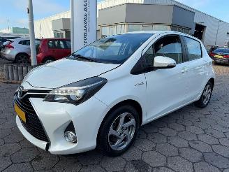 damaged passenger cars Toyota Yaris 1.5 Hybrid Lease 2015/1