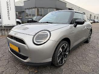 Schadeauto Mini Cooper E Favoured L 40.7 kWh 2024/1