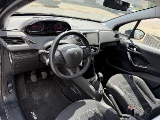 Peugeot 208  picture 16
