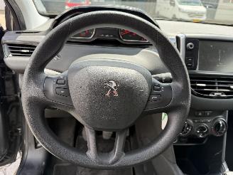 Peugeot 208  picture 17