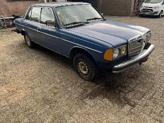 škoda osobní automobily Mercedes 200-300D 300 D.AUTOMAAT   usa import. 1983/4