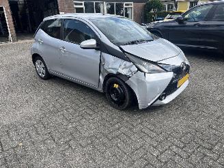 krockskadad bil auto Toyota Aygo 1.0. VVT-I X PLAY. 2014/8