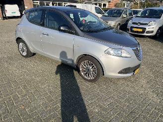 Unfallwagen Lancia Ypsilon 0.9 twin air silver line. 2014/8