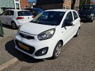 skadebil auto Kia Picanto 1.0i 2013/6