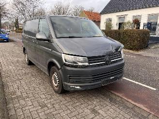 Vaurioauto  passenger cars Volkswagen Transporter T6 2.0 TDi 103 kw Automaat L1H1 2015/10