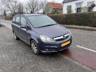 Vaurioauto  passenger cars Opel Zafira 1.6-16V 2007/6