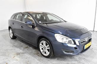 uszkodzony samochody osobowe Volvo V-60 1.6 T3 Momentum 2012/6