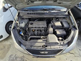 Kia Carens 2.0 CVVT X-tra picture 8