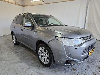 krockskadad bil auto Mitsubishi Outlander 2.0 PHEV Intense + 2013/11
