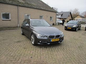 Unfallwagen BMW 3-serie 320i High Ececutive Touring REST BPM 800 EURO !!!! 2013/9