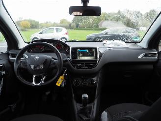 Peugeot 208 1.2 VTi Style picture 19