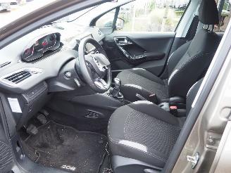 Peugeot 208 1.2 VTi Style picture 29