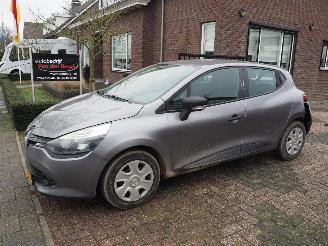 damaged passenger cars Renault Clio 0.9 TCe Authentique 2014/5