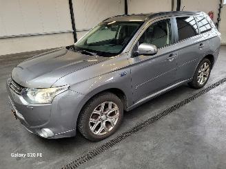 Schadeauto Mitsubishi Outlander 2.0 PHEV 89-KW Automaat Instyle 4-WD 2013/12