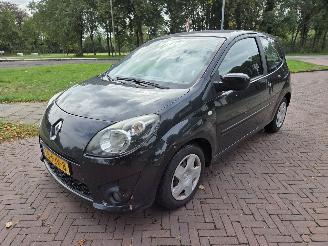 damaged passenger cars Renault Twingo 1.5 DCI DYNAMIQUE 2011/2