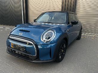 skadebil auto Mini Electric Business Edition 33kWh NAVI / CRUISE / PDC 2022/9