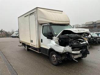 damaged trucks Iveco Daily 2.3 Koffer met laadklep 2020/4