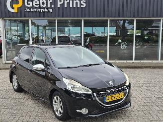 Damaged car Peugeot 208 1.2 Vti 12V PureTech 82 Hatchback  Benzine 1.199cc 60kW (82pk) FWD 2014/11