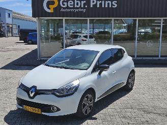 Voiture accidenté Renault Clio 0.9 Energy TCE 90 12V Hatchback 4Dr Benzine 898cc 66kW (90pk) FWD 2015/5