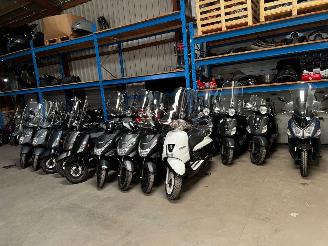 danneggiata scooter Sym  DIVERSE HELE JONGE SCOOTERS TE KOOP VAN ALLE MERKEN 2021/1
