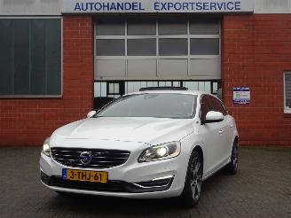 skadebil auto Volvo V-60 D6 AWD Plug in Hybrid 158kw, Leer, Navi, Climate& Cruise 2014/2