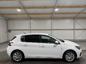 krockskadad bil auto Peugeot 308 1.2 PureTech 81kW Blue Lease 2019/11