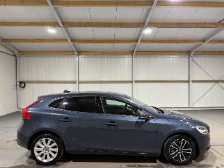 Damaged car Volvo V-40 2.0 D2 88kW Automaat Kinetic 2017/1