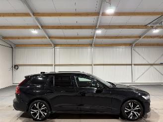 Unfallwagen Volvo V-60 2.0T6 Recharge 186kW AWD R-Design 2021/2
