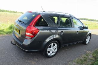 Damaged car Kia Cee d 1.4 Cvvt 90pk Seven Airco Navigatie Clima Camera   2011 2011/9