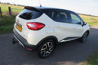 Vaurioauto  passenger cars Renault Captur 0.9 TCE 62.000km Nap 90pk Helly Hansen 2015 Camera Leer Navigatie  [ nieuwstaat 2015/8
