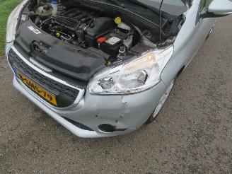 Peugeot 208 1.2 VTI 82PK  126.000km Nap 5Drs Airco  2013 picture 18