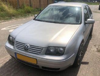 krockskadad bil auto Volkswagen Bora 1.6 1999/3
