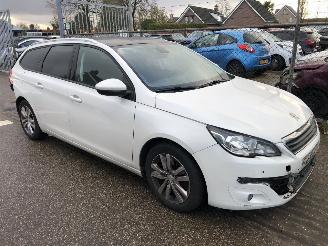 uszkodzony samochody osobowe Peugeot 308 308 SW 1.2 PureTech Blue Lease Executive 2016/10