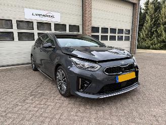 Vaurioauto  passenger cars Kia Proceed 1.4 T-GDI GT-Line Automaat Navi Clima Cruise 2019/10