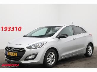 Vaurioauto  passenger cars Hyundai I-30 1.6 GDI Go! Navi Clima Cruise Camera PDC 94.708 km! 2015/3