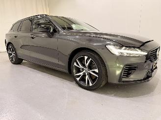 uszkodzony samochody osobowe Volvo V-60 2.0 T8 Recharge PHEV R Design AWD 2020/10